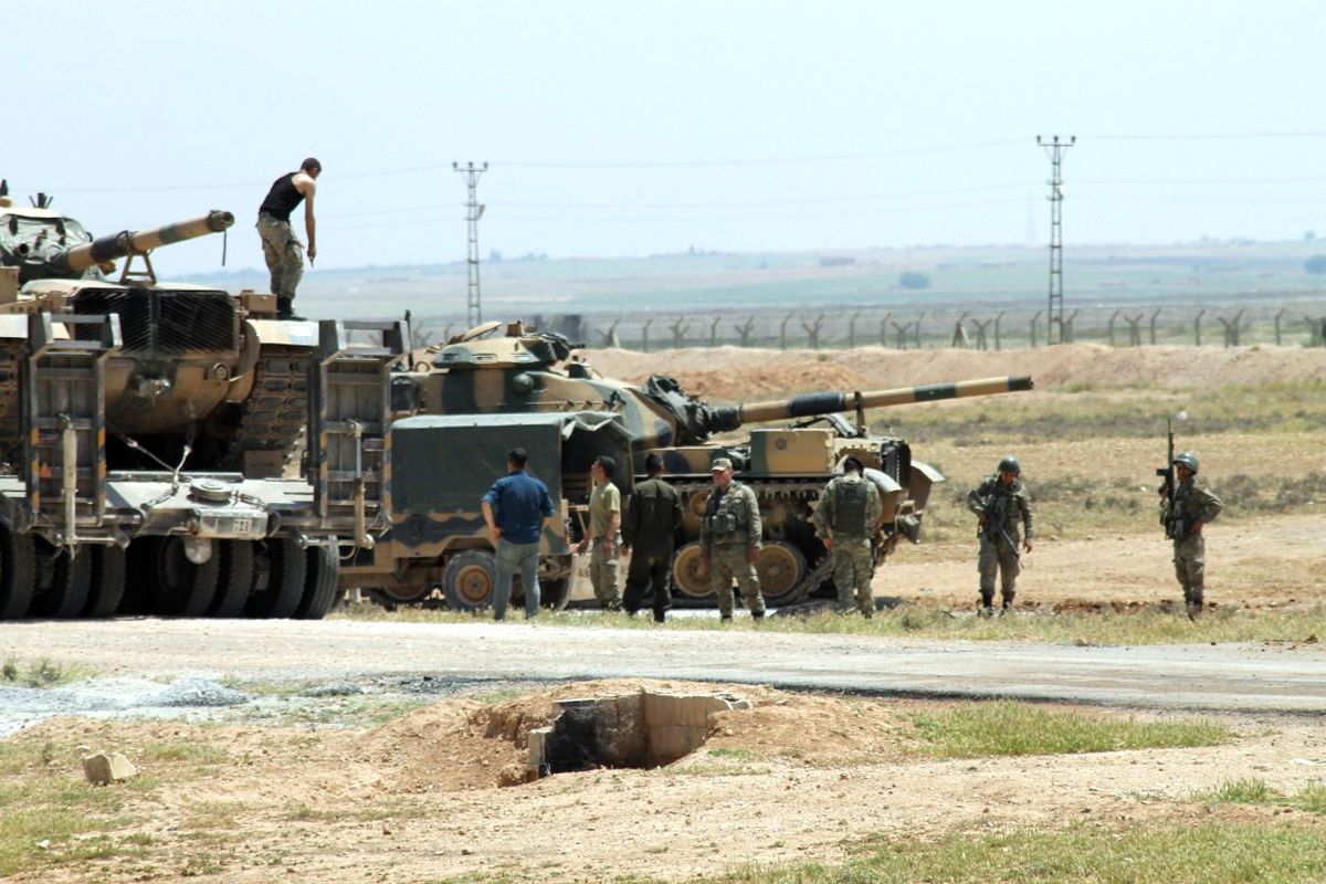 Sınıra Yerleştirilen Tanklar Namlularını Suriye'ye Çevirdi