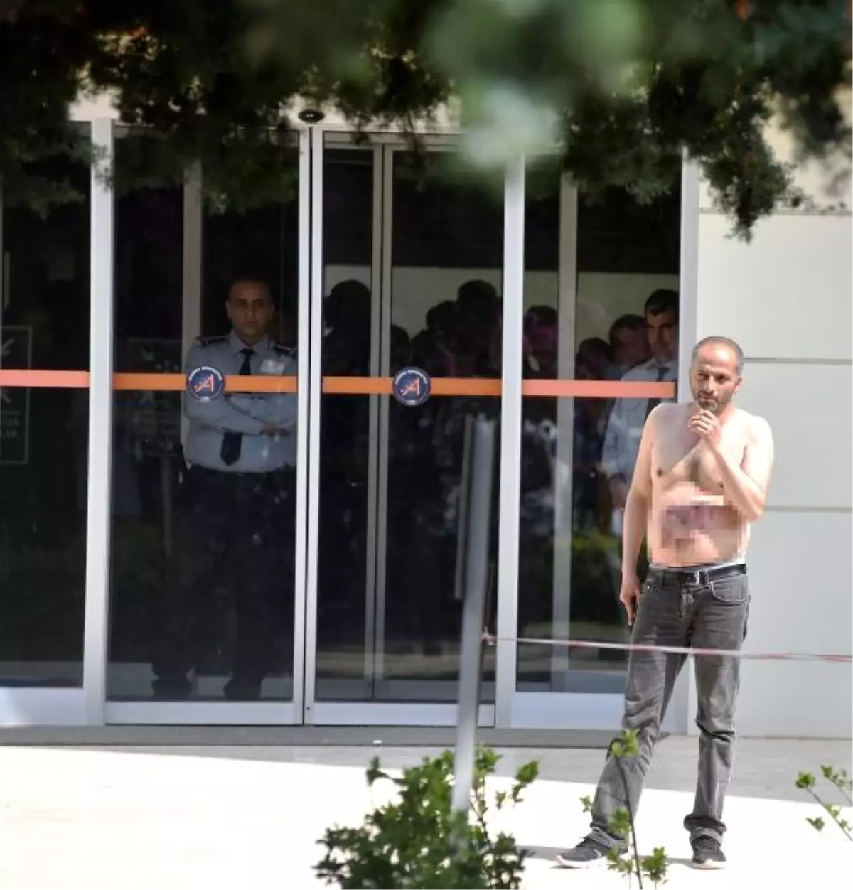 Tedavi Edilmediği İddiasıyla Kendini Kesti