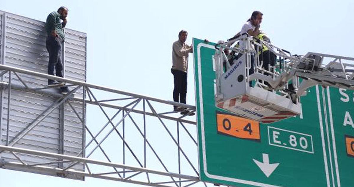 Ücretleri Yatırılmayan İşçiler Trafik Tabelasında Eylem Yaptı