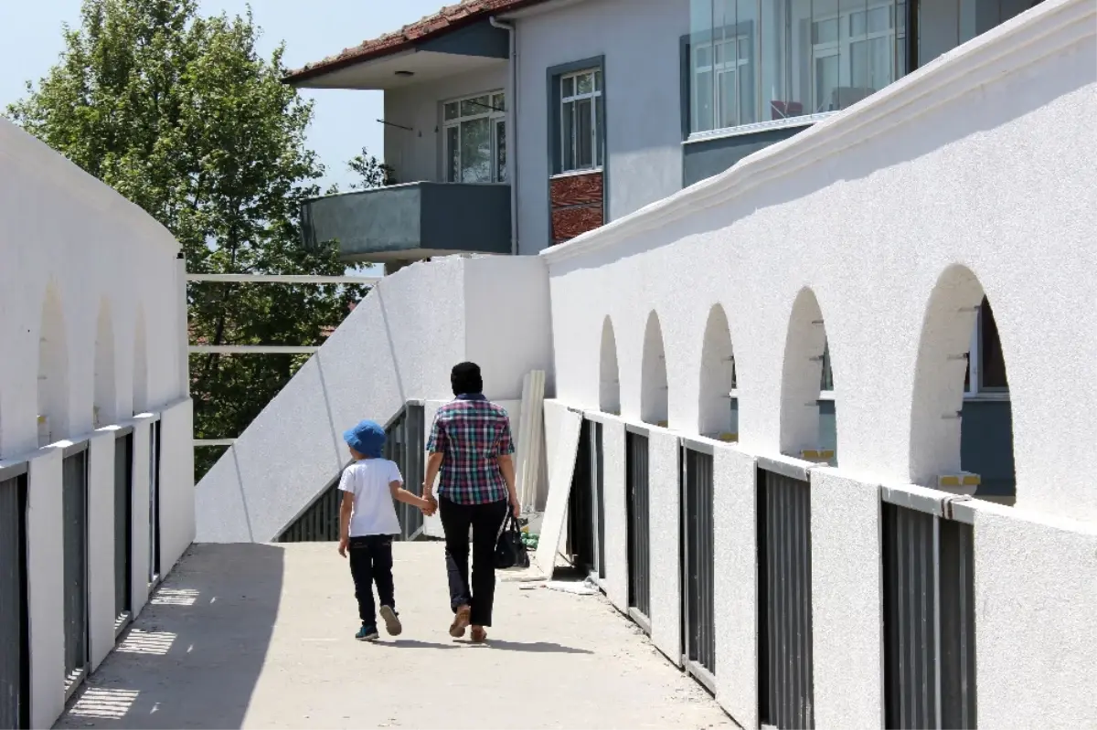 Üst Geçit Evin Içini Gösterdiği Için Yıkılacak