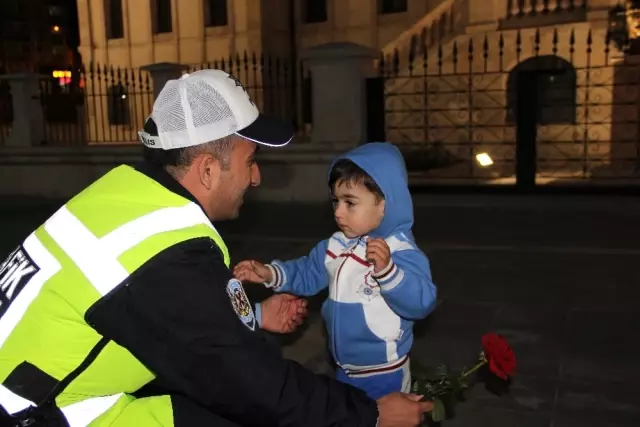Asayiş Uygulamasını Çekirdek ve Dondurma Yiyerek İzlediler