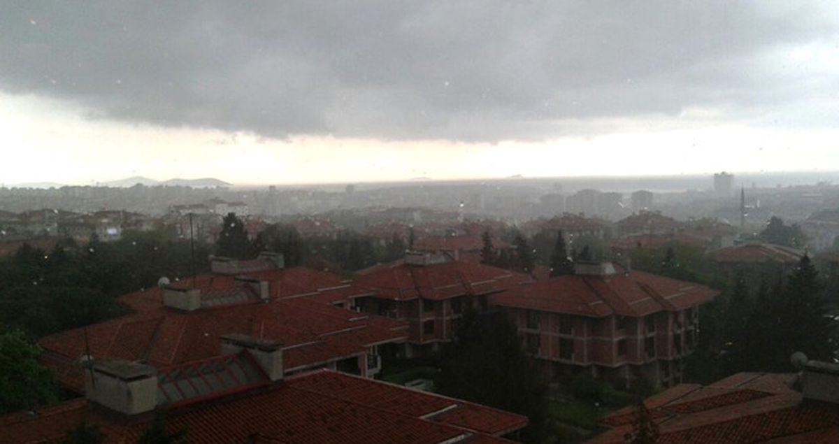 İstanbul Akşam Saatlerinde Şiddetli Yağmura Teslim Oldu
