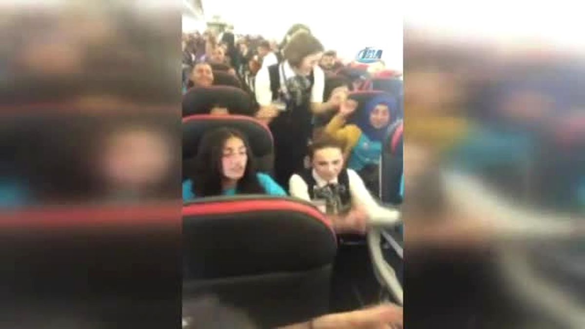 THY Hostesleri 'Lorke' Eşliğinde Uçakta Halay Çekti
