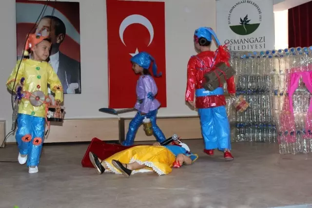 Atıklardan Ev Eşyası ve Kıyafet Yaptılar Atıklardan Ev Eşyası ve Kıyafet Yaptılar