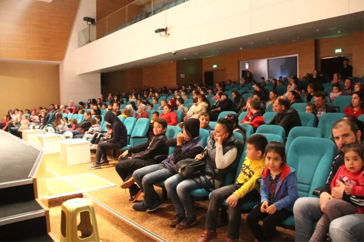 Bozüyük'te Çocuklar İçin 'Keloğlan'ın Becerikli Eşeği' Sahnelendi
