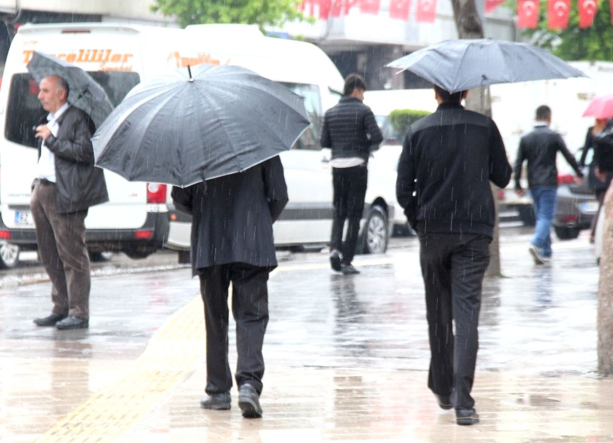 Meteoroloji Uyardı! Hava Sıcaklığı 8 Derece Düşecek, Sağanak Geliyor