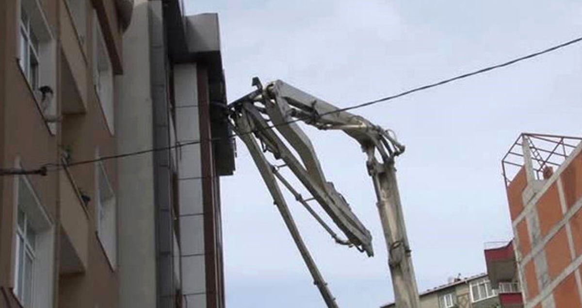 Kağıthane'de Beton Pompası Yan Binaya Çarptı