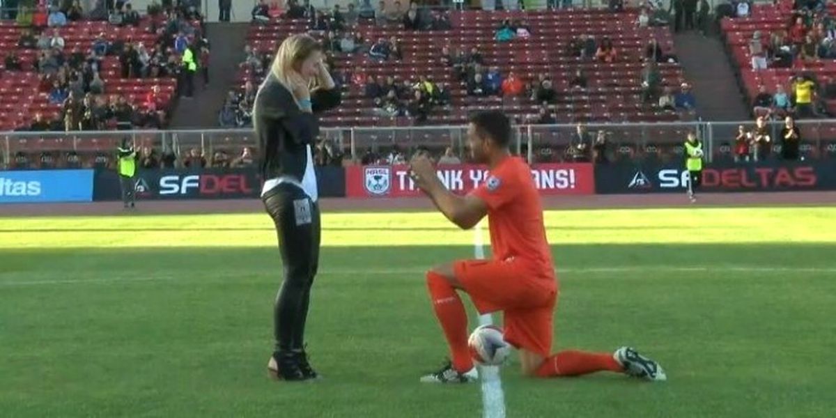 Amerika'da Kaleci, Stadın Ortasında Sevgilisine Evlenme Teklif Etti