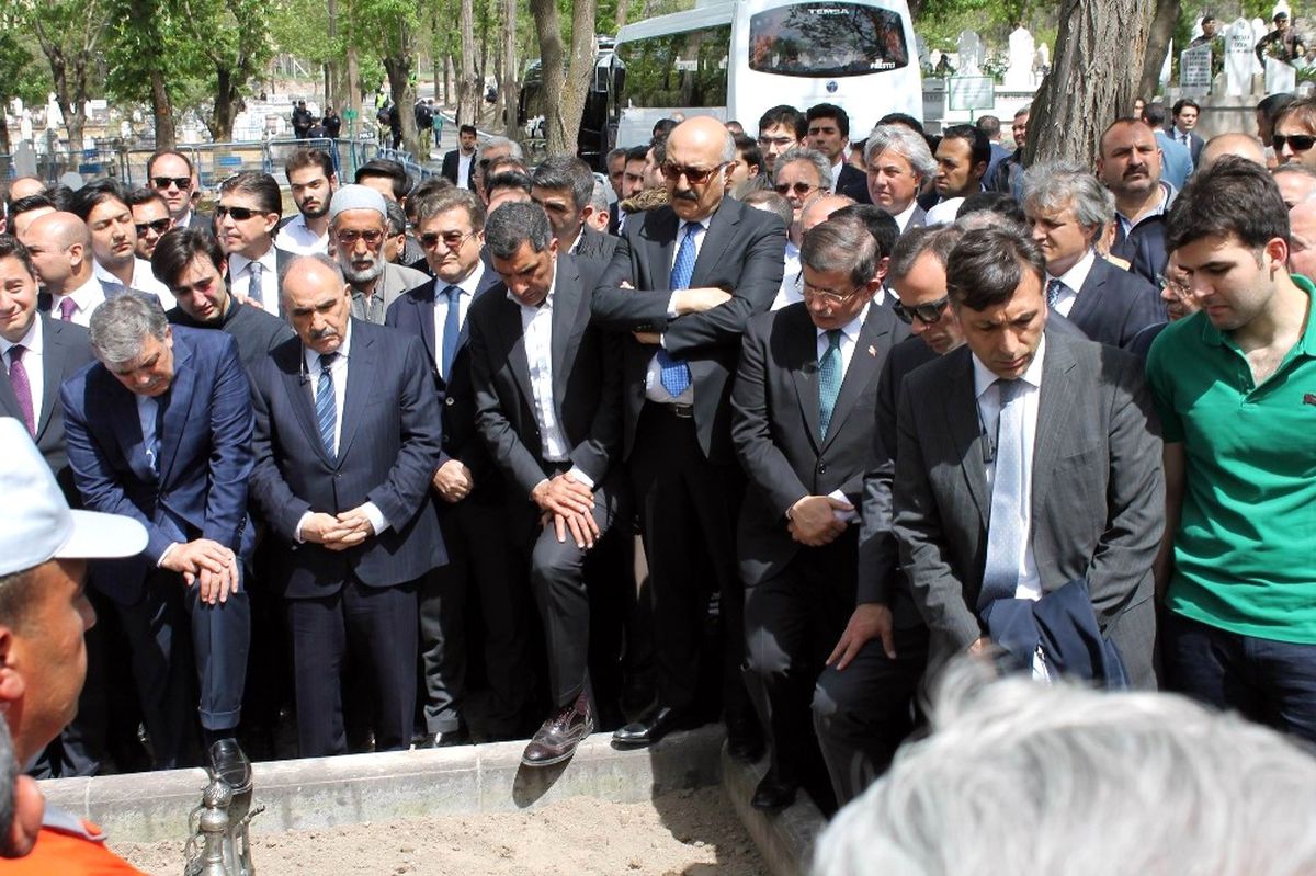Abdullah Gül, Babasının Mezarı Başında Önce Helallik İstedi Sonra Can Suyu Verdi