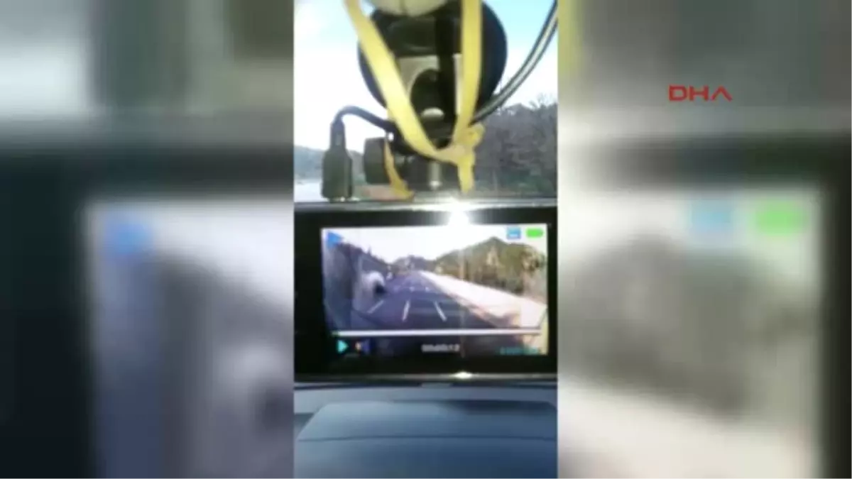 Ankara Yolda Bozulan Araçtan Kurtuldu, Beton Refüje Çarptı: 4 Yaralı