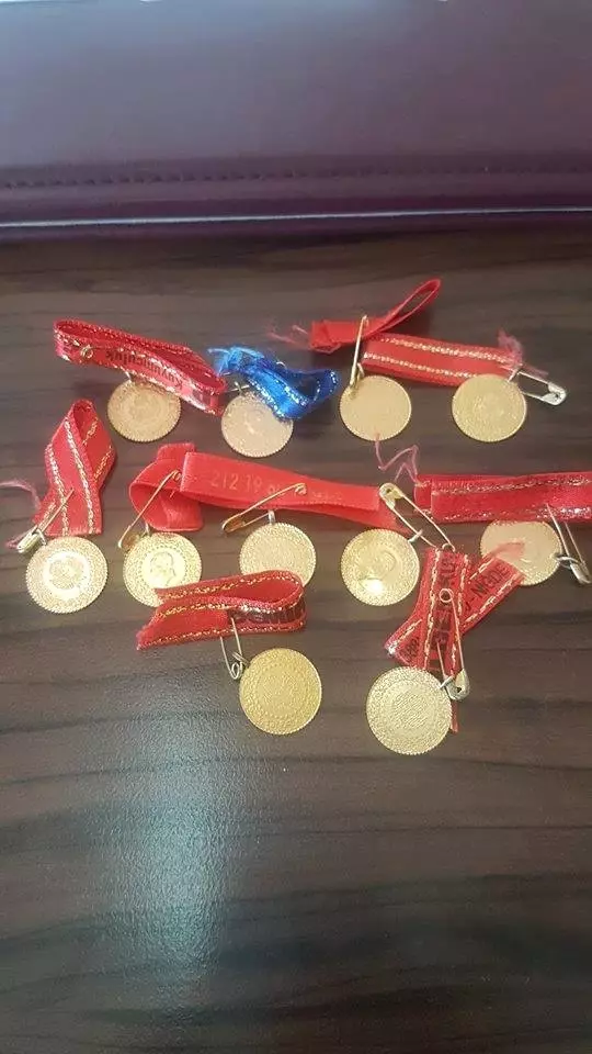 Bulduğu Altınları Sahibine Teslim Etti Bulduğu Altınları Sahibine Teslim Etti