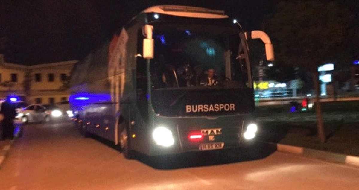 Bursasporlu Taraftarlar, 6-0'lık Yenilgi Sonrasında Takım Otobüsünü Taşladı