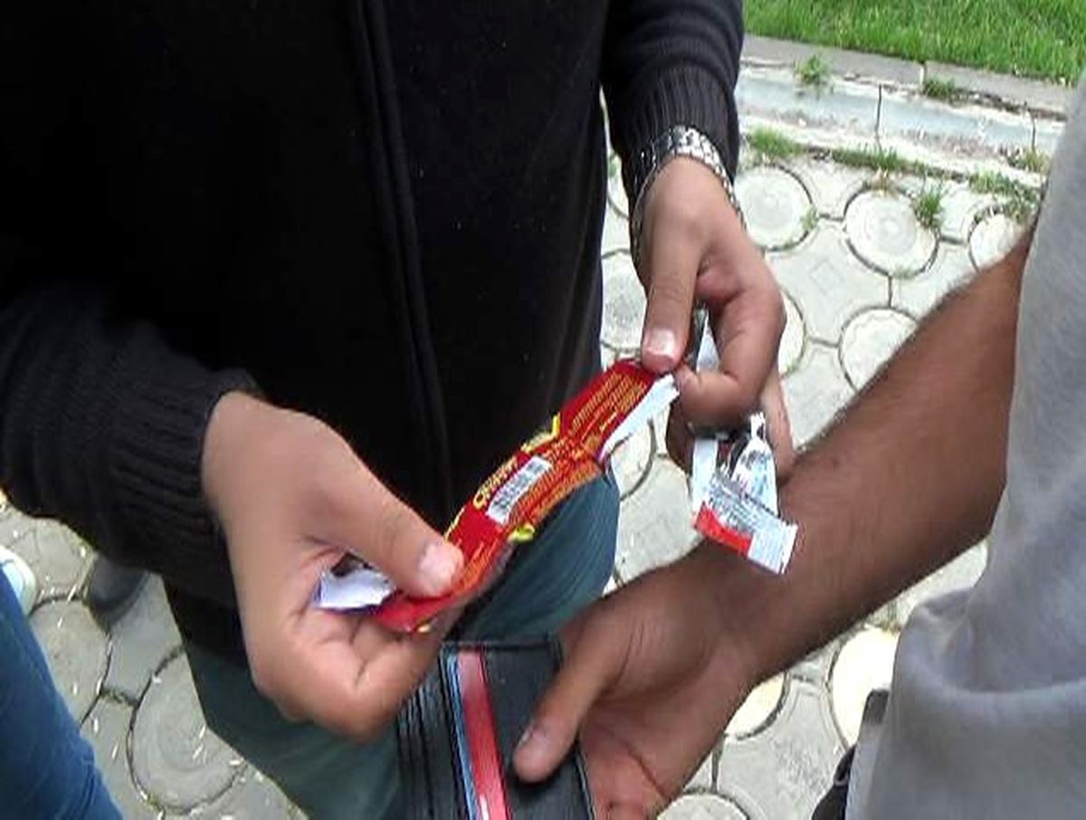 Polis Uyuşturucu Beklerken, Gencin Cebinden Dünyanın En Romantik Hatırası Çıktı