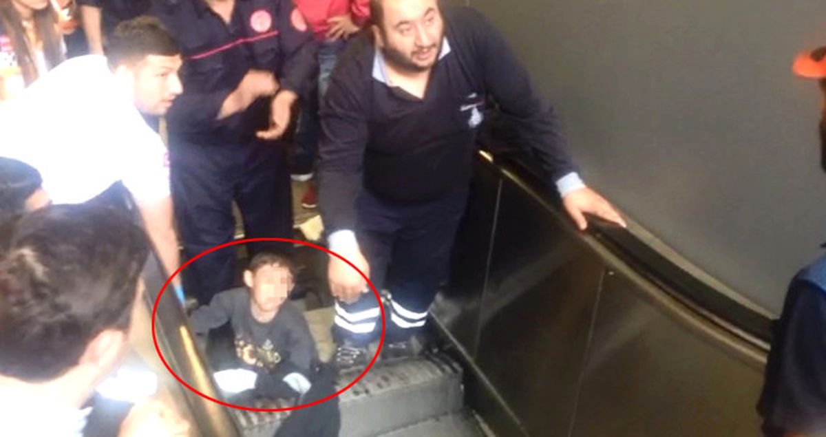 Metro Durağında Çocuğun Bacağı Yürüyen Merdivene Sıkıştı!