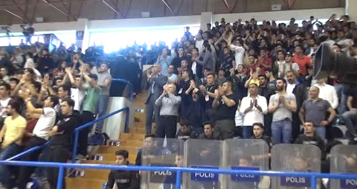 Aziz Yıldırım'dan Tokat Yiyen Başkan, 13 Çevik ve Özel Korumayla Geldi