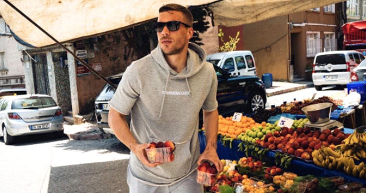Galatasaraylı Lukas Podolski Semt Pazarında Görüntülendi
