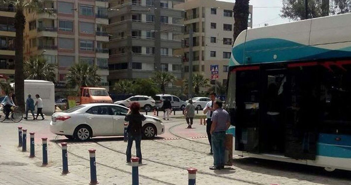 İzmir'de Aracını Tramvay Yolu Üzerine Park Eden Sürücü, Vatandaşı Çileden Çıkardı