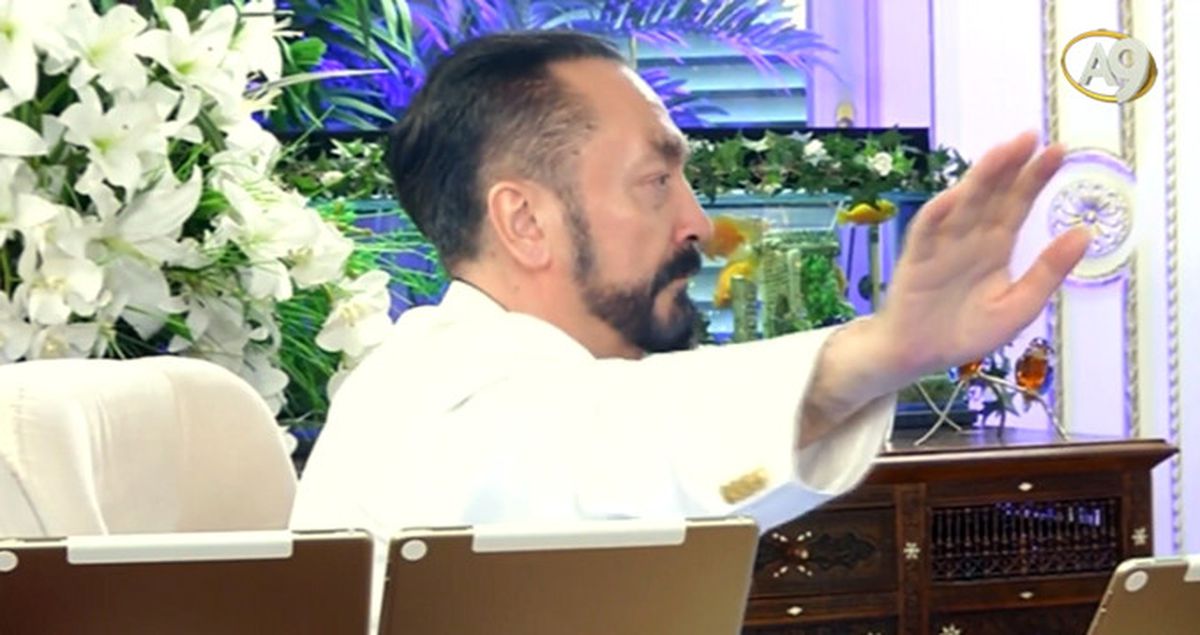 Oturduğu Yerden Halay Çeken Adnan Oktar, Kendinden Geçti