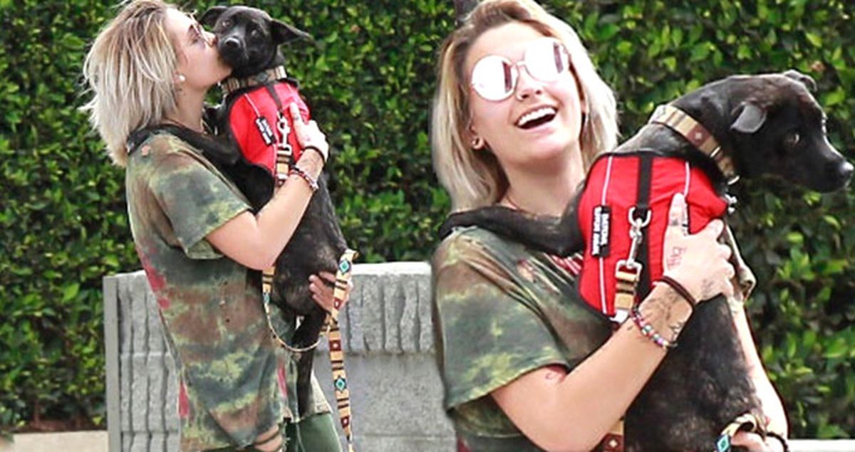 Paris Jackson Köpeğini Öpücüklere Boğdu