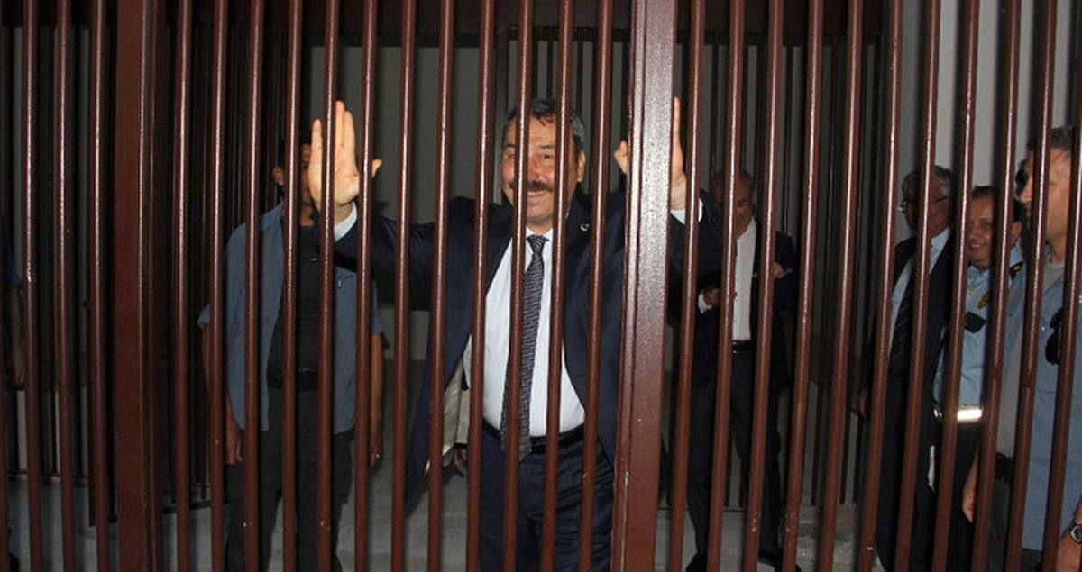 Adana Emniyet Müdürü Osman Ak, Gazetecileri Nezarete Attı: İlk Misafirimiz Siz Oldunuz