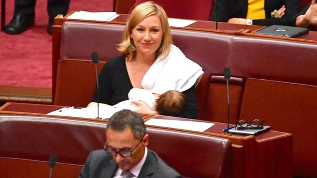 Avustralyalı Senatör Meclis'te Bebeğini Emzirdi