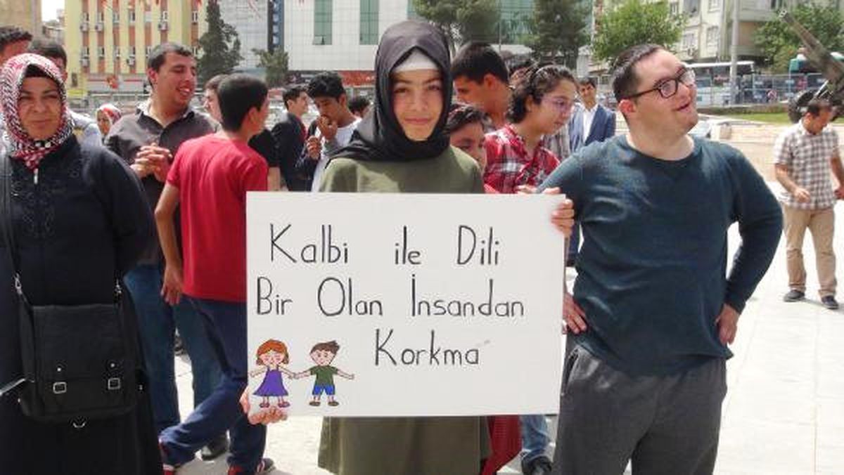 Protokol Konuşmaları Uzadı, Sıcaktan Bunalan Engeliller Alanı Terk Etti