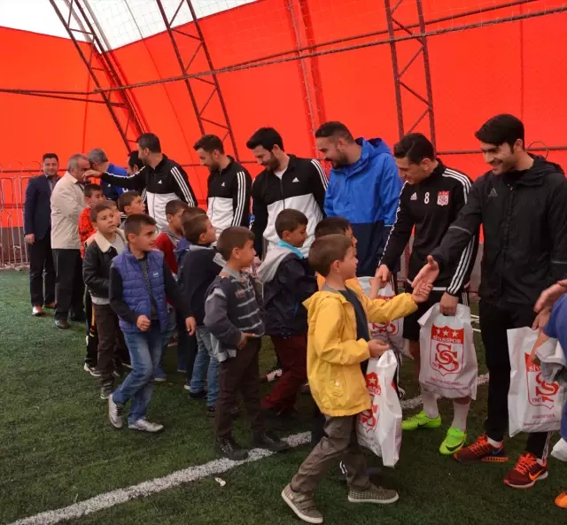 Sivasspor, Sevgi Evleri�nde Kalan Çocukları Sevindirdi haberi fotografı