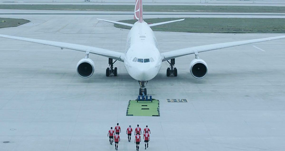 8 Kişilik Rugby Ekibi, 242 Tonluk THY Uçağını İtti