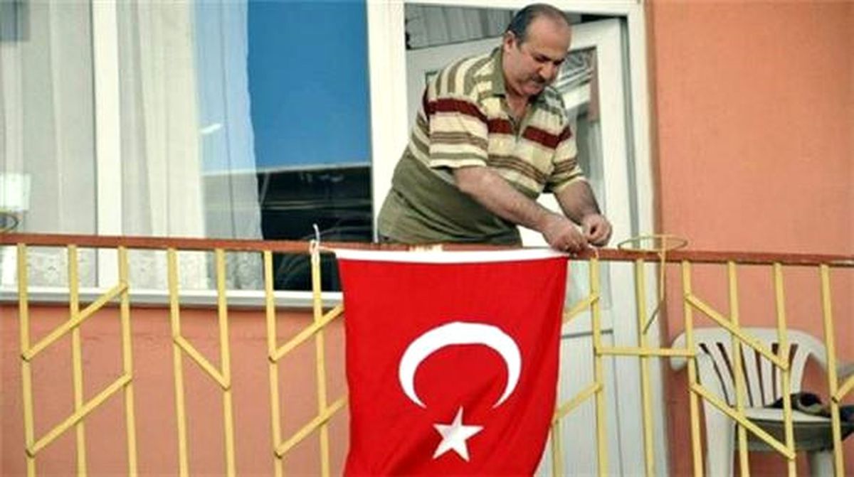 'Bayrak Asan Dayı' Bu Kez Sağlık İçin Balkonda