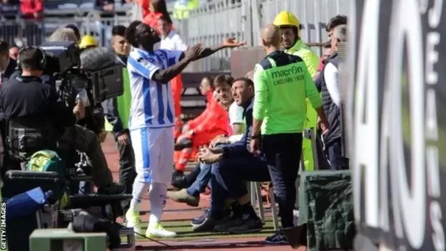 Ganalı Futbolcu Irkçı Tezahüratı Hakeme Şikayet Etti, Kart Görünce Sahadan Çıktı Ganalı Futbolcu Irkçı Tezahüratı Hakeme Şikayet Etti, Kart Görünce Sahadan Çıktı