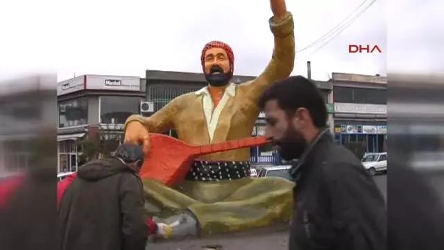 Şanlıurfa Siverek'teki Şivan Perver Heykeli Kırıldı Şanlıurfa Siverek'teki Şivan Perver Heykeli Kırıldı