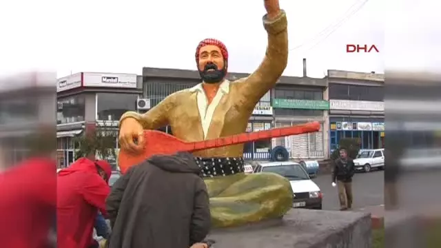 Şanlıurfa Siverek'teki Şivan Perver Heykeli Kırıldı Şanlıurfa Siverek'teki Şivan Perver Heykeli Kırıldı