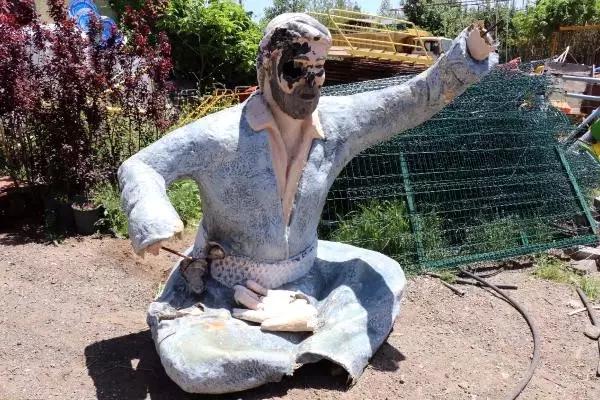 Şanlıurfa Siverek'teki Şivan Perver Heykeli Kırıldı Şanlıurfa Siverek'teki Şivan Perver Heykeli Kırıldı
