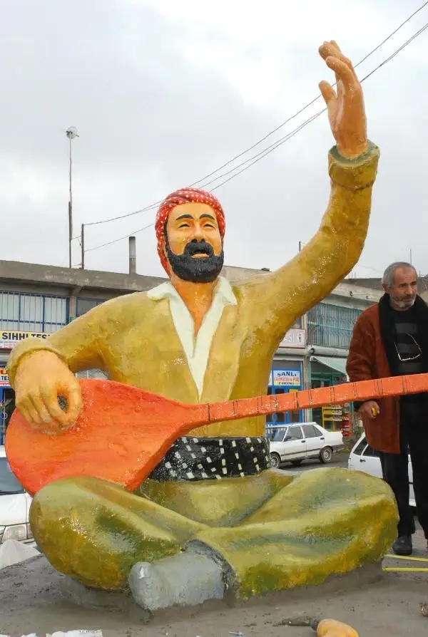 Siverek'teki Şivan Perver Heykeli Kırıldı Siverek'teki Şivan Perver Heykeli Kırıldı