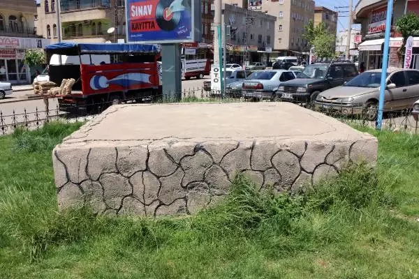 Siverek'teki Şivan Perver Heykeli Kırıldı Siverek'teki Şivan Perver Heykeli Kırıldı
