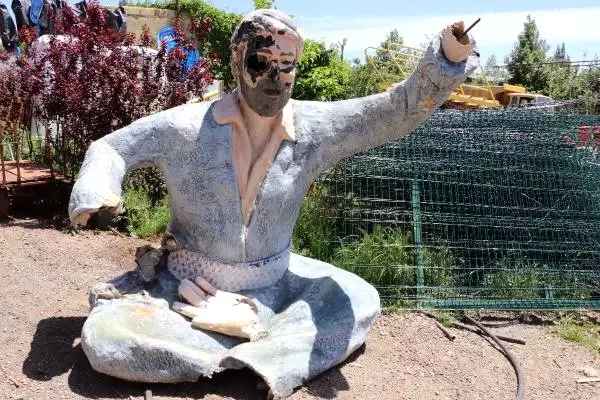 Siverek'teki Şivan Perver Heykeli Kırıldı Siverek'teki Şivan Perver Heykeli Kırıldı
