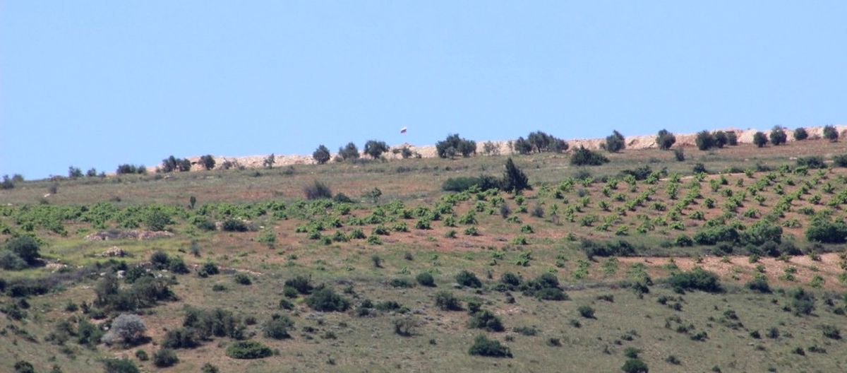 YPG'nin Yeni Oyunu! Suriye Sınırına Rus Bayrağı Çekildi