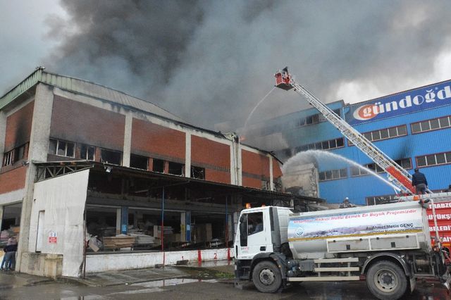 Trabzon�da Mobilya Fabrikasında Sabah Saatlerinde Çıkan Yangın Sürüyor