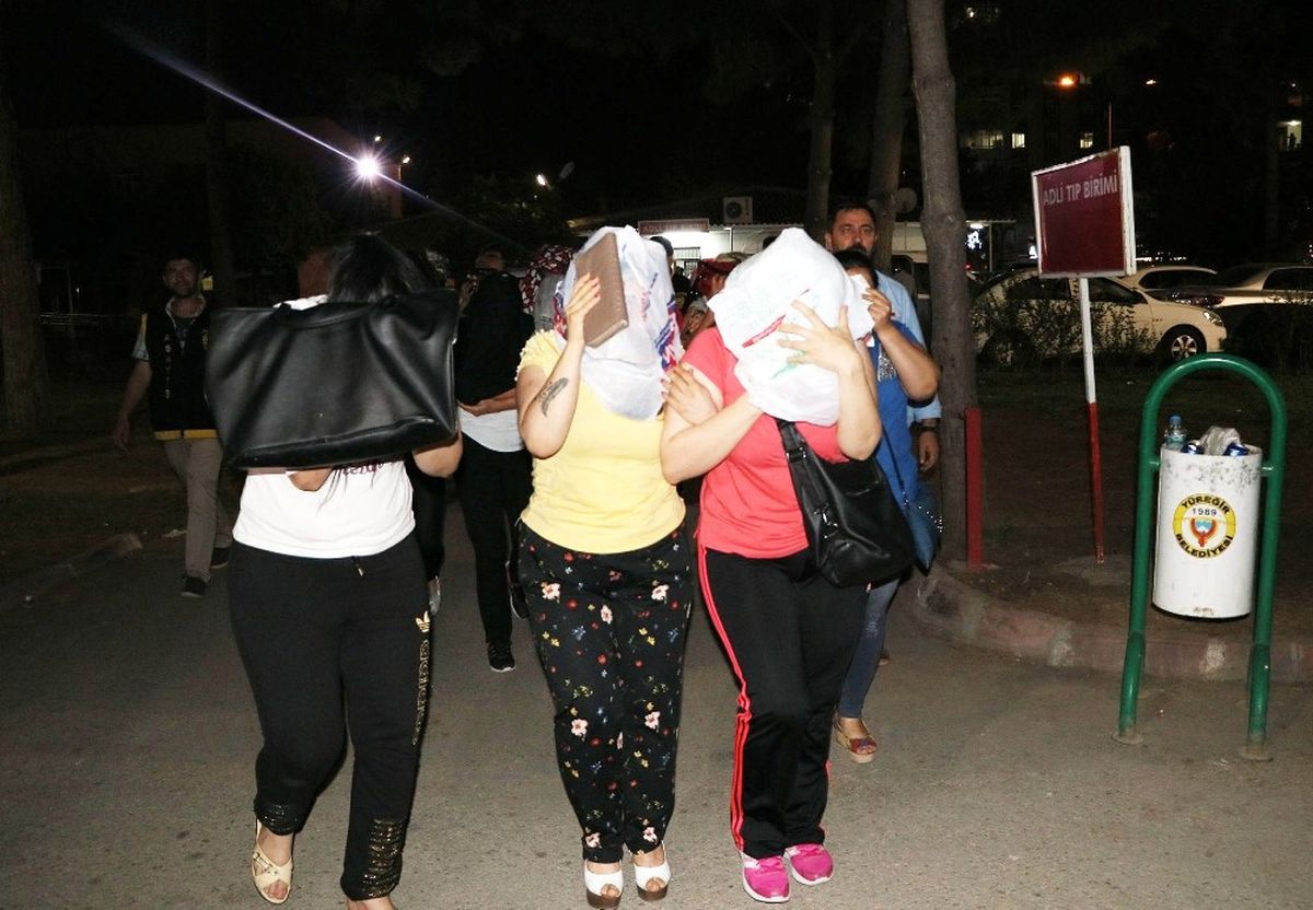 Kafalarına Poşet Geçiren Fuhuş Zanlıları: İnşallah Sizin Anneniz de Bu Yola Düşer