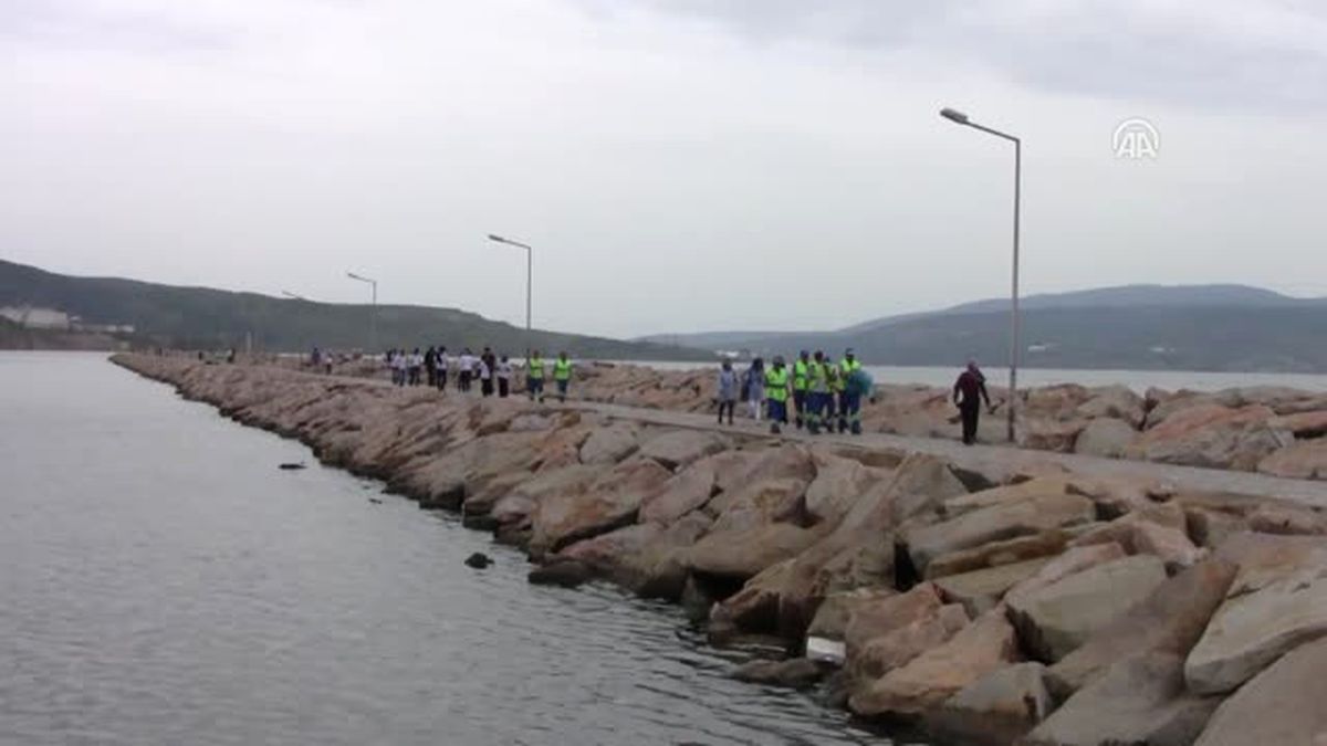 Bandırma'da Doğa Severler Sahil Temizliği Yaptı