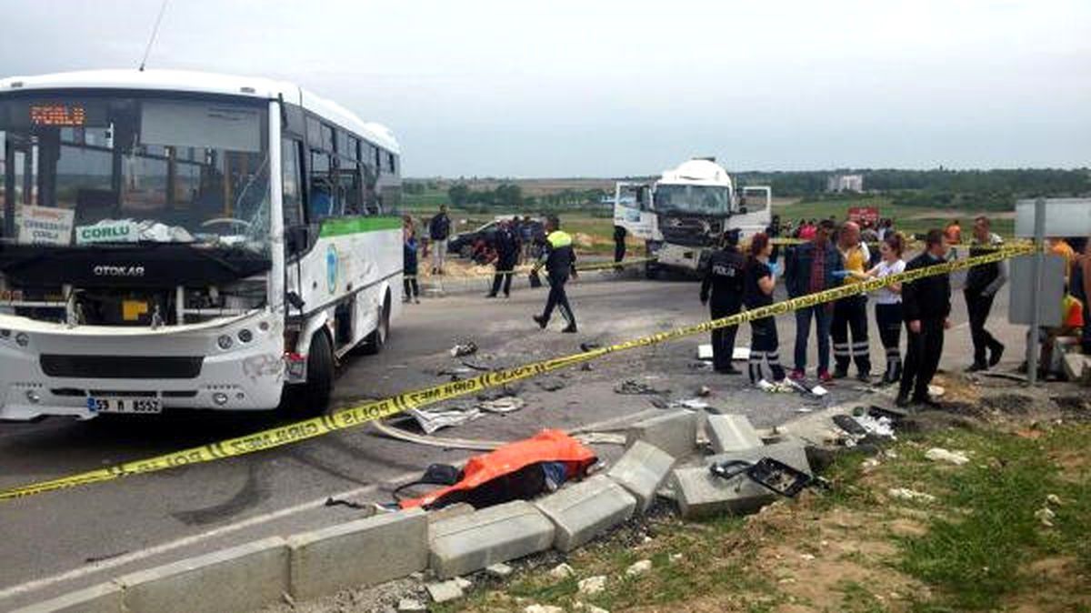 Beton Mikseri, Midibüsle Çarpıştı: 2 Ölü, 17 Yaralı