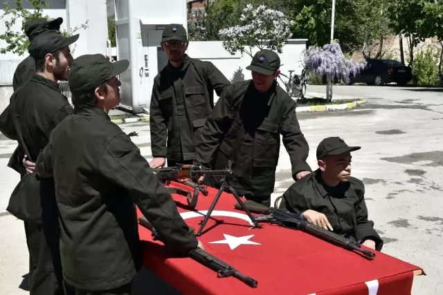 Bir Günlüğüne Asker Olup Terhis Belgesi Aldılar