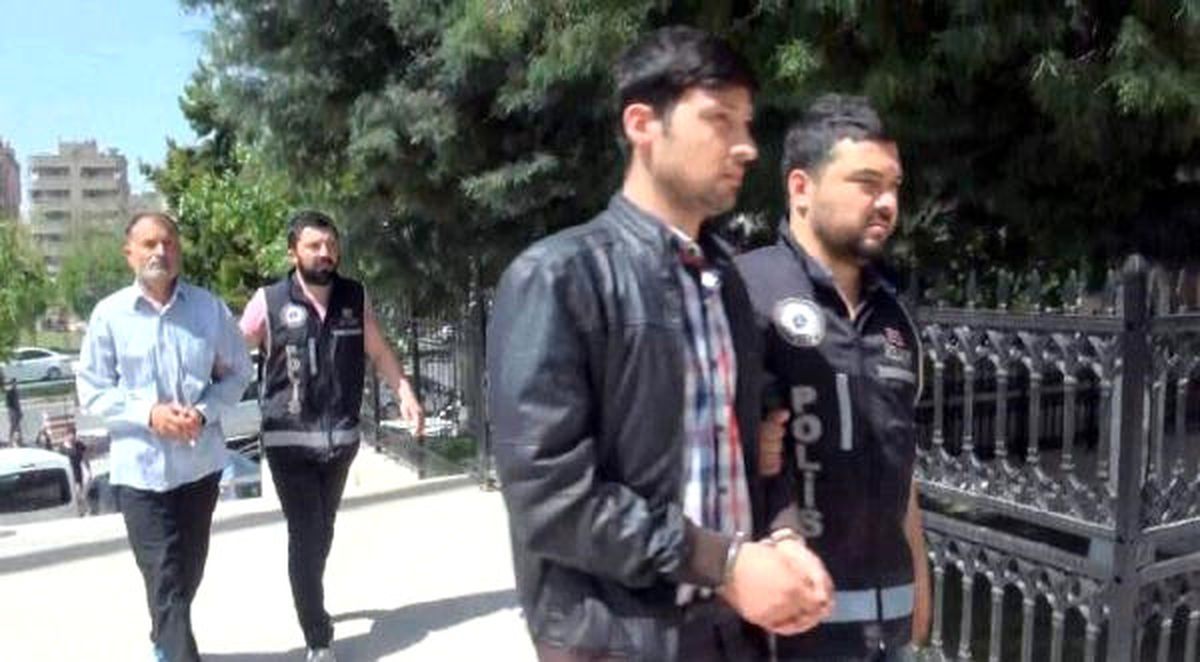Evlerinde Kalaşnikof ve FETÖ, PKK, DEAŞ Materyalleri Bulunan Esrarengiz Baba-Oğul Tutuklandı!