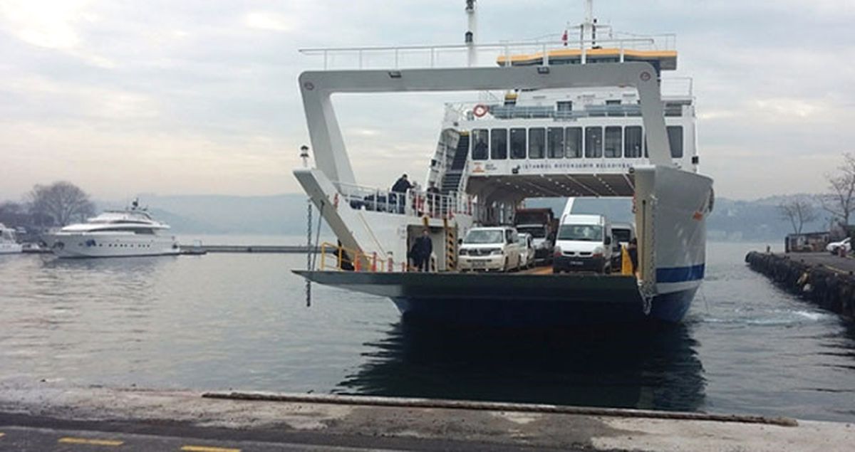 İstanbul Boğazı'nda Arabalı Vapur, Lüks Tekneye Çarptı