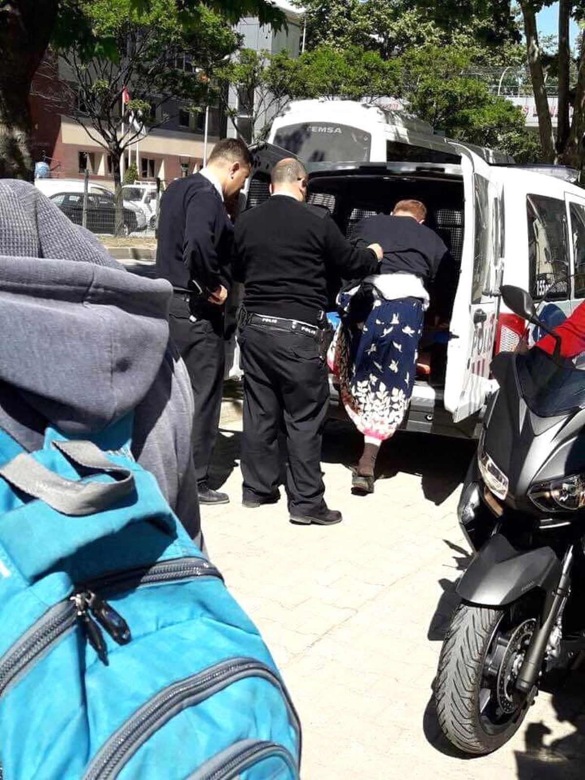 E-5'te Kadın Kıyafetiyle Dolaşan Erkek, Polisi Harekete Geçirdi