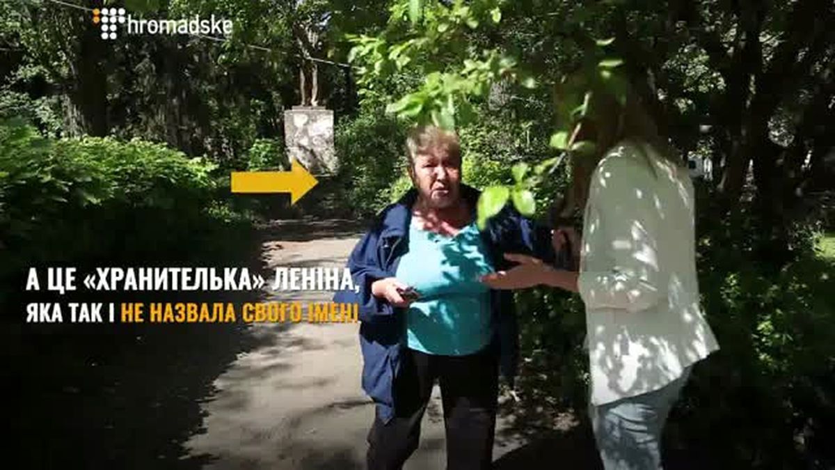 Kiev'de Son Lenin Heykelini Koruyan Kadın Kamerada