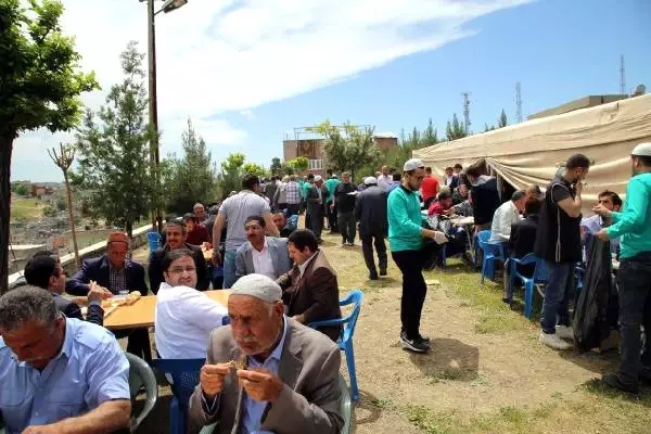 Müezzinoğlu: Ölen De, Öldüren de 'Allah Allah' Diyor Müezzinoğlu: Ölen De, Öldüren de 'Allah Allah' Diyor