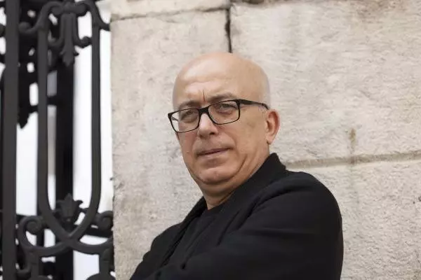 Orhan Kemal Roman Armağanı Gürsel Korat'ın 'Unutkan Ayna' Romanına Verildi Orhan Kemal Roman Armağanı Gürsel Korat'ın 'Unutkan Ayna' Romanına Verildi