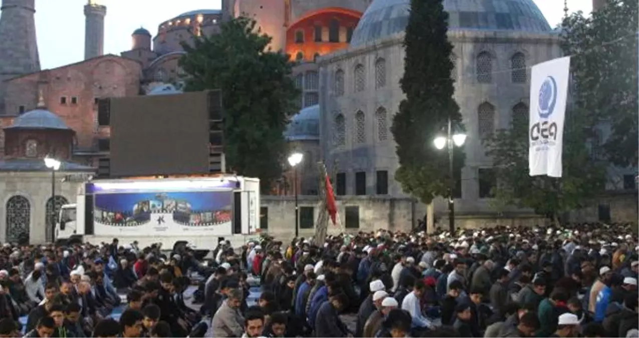 İstanbul'un Fethinin Yıl Dönümünde Ayasofya Önünde ...