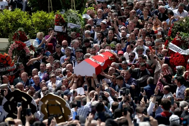 İbrahim Erkal'ın Cenazesinde Gözyaşları Sel Oldu